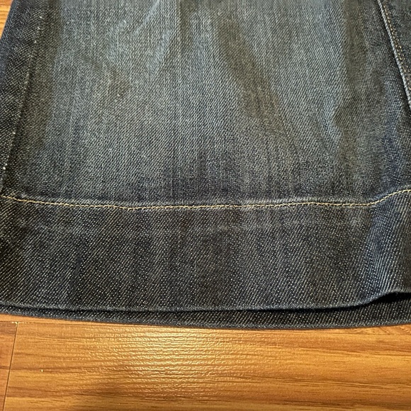 Like New! Gap denim skirt. Size 6 - Picture 2 of 9